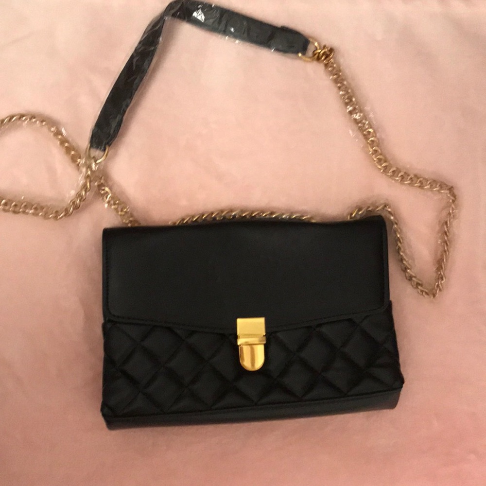 BRAND NEW🎉Black Crossbody with gold chain.